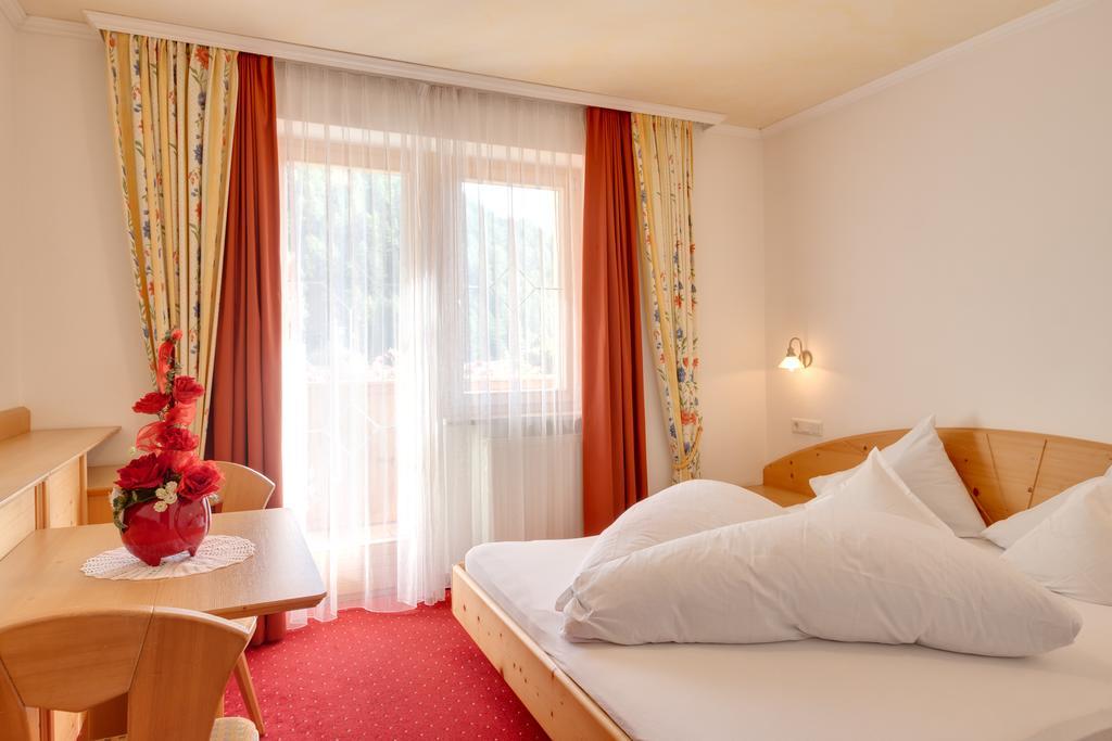 Hotel Theiner Curon Venosta Exterior photo